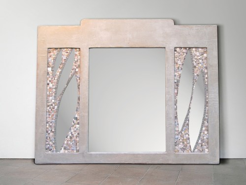 Specchio a mosaico realizzato su una vecchia struttura di legno.
