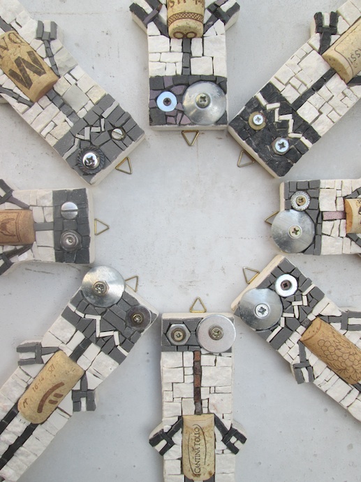 Gruppo di Robotap su fondale grigio, detail