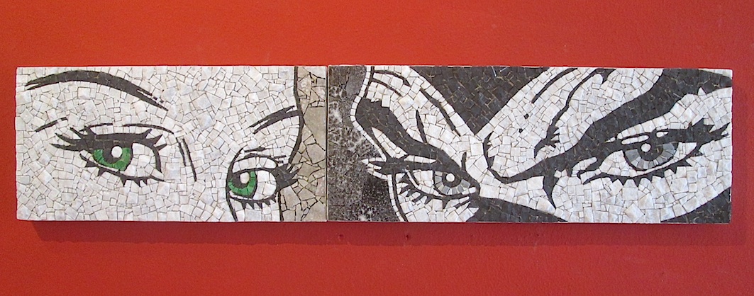 EVA E DIABOLIK su fondale rosso