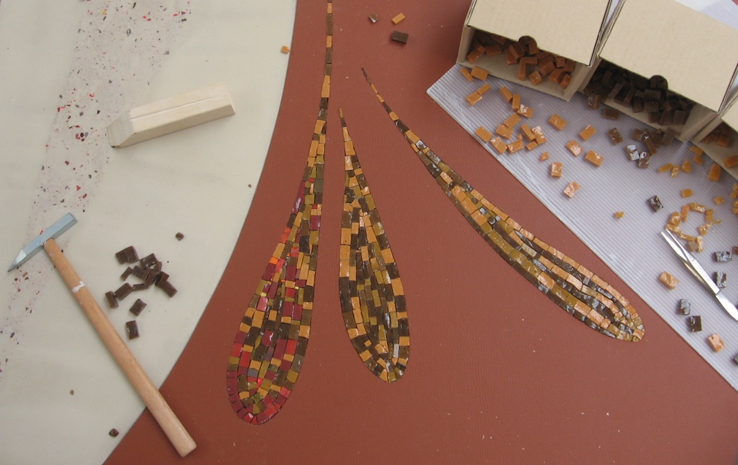 Intarsi a mosaico su pannello in resina cementizia